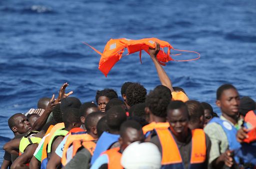 Migranti, continuano gli sbarchi. Geo Barents (Medici senza Frontiere) soccorre 440 persone su un peschereccio.