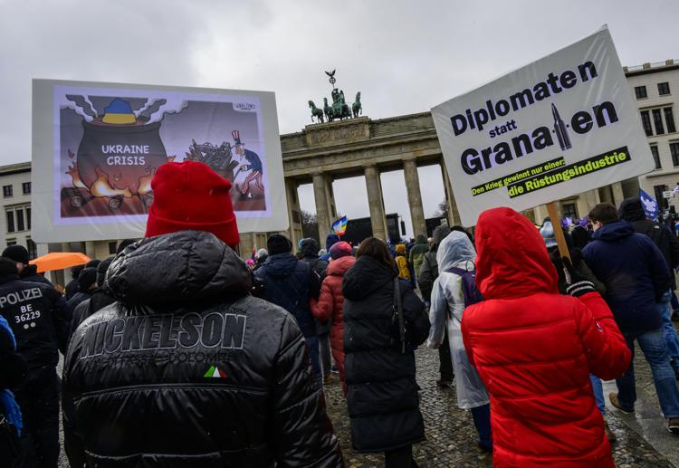 Ucraina, 10mila in piazza a Berlino: “Sì diplomazia, no a invio armi” (Adnkronos)