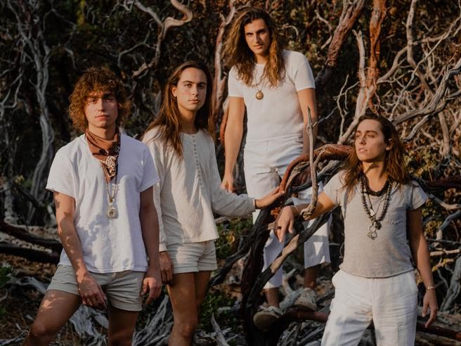 Greta Van Fleet pronti per il terzo album. Intanto ci ascoltiamo il singolo “Sacred The Thread”.