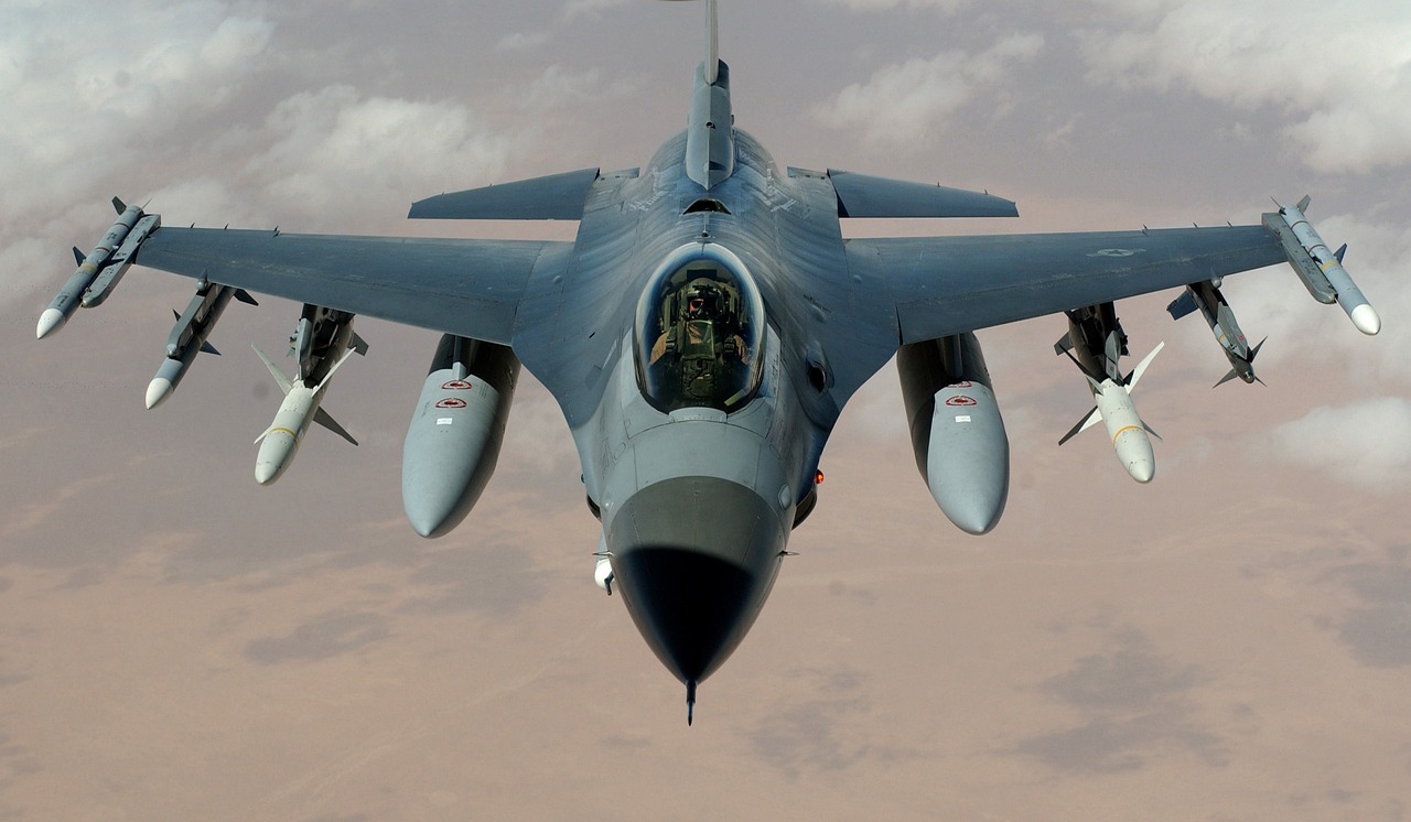 Danimarca e Paesi Bassi promettono 61 caccia F-16 a Zelensky. Per la Russia si tratta di una pericolosa escalation.