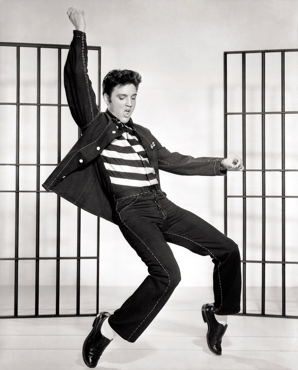 Il re del rock’n’roll, Elvis Presley, con “Jailhouse Rock”.