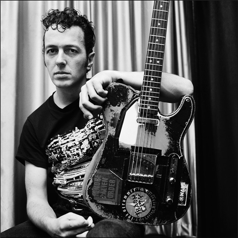 Joe Strummer, i Clash (ed altro) a 71 anni dalla nascita.