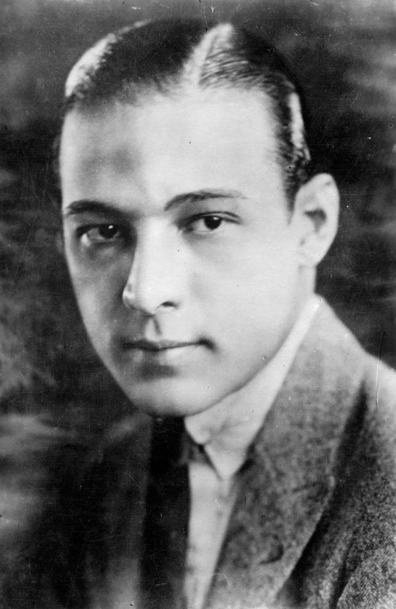 Il grande Rodolfo  Valentino, star del cinema muto.