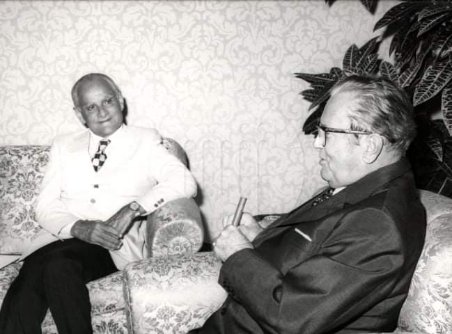 Alberto Moravia e Josip Broz Tito. La visita del grande scrittore neorealista italiano al presidente jugoslavo.