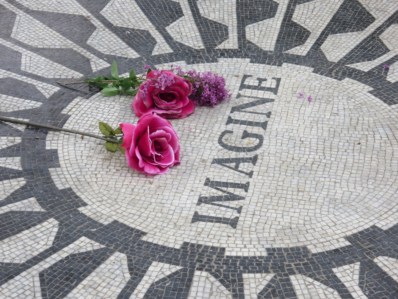 John Winston Lennon. “Imagine”.