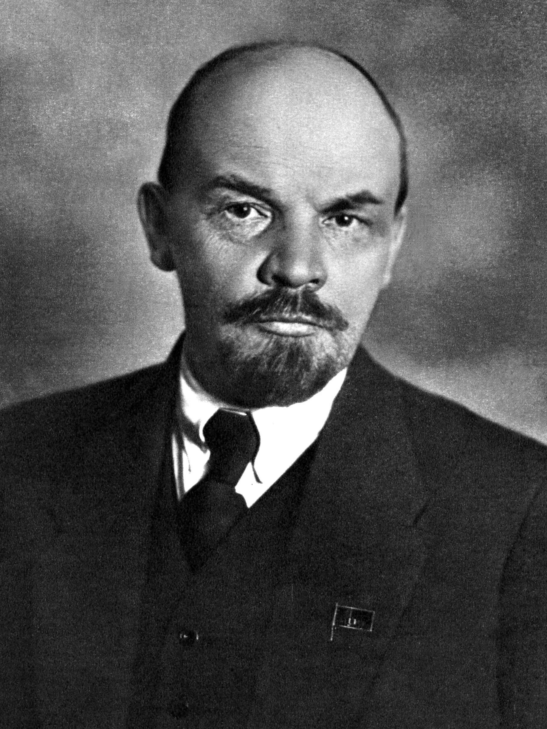 Il 7 novembre 1917 la rivoluzione russa con la deposizione di Kerensky ad opera di Lenin e dei bolscevichi.