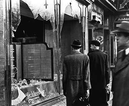 “Kristallnacht”, tra il 9 e 10 novembre 1938 i pogrom dei nazisti nei confronti degli ebrei.