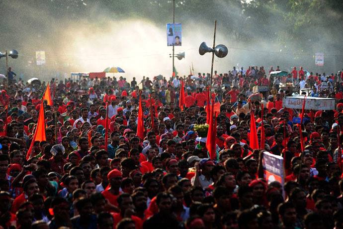 Situazione esplosiva in Bangladesh, dove i lavoratori del tessile sono in sciopero da 10 giorni per un salario dignitoso.