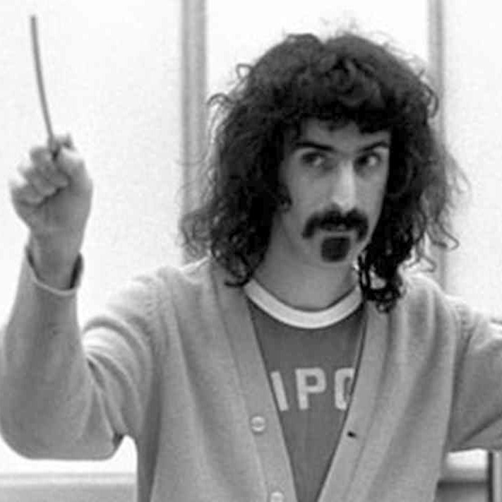 Frank Zappa, istrionico, geniale.