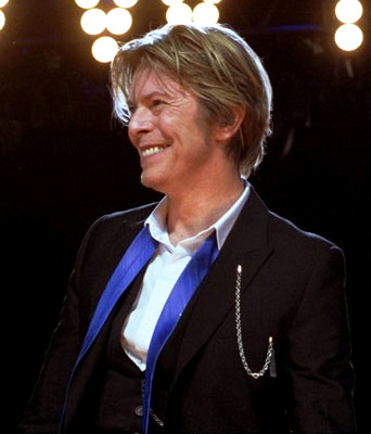 Una via a Parigi ed un nuovo disco per David Bowie nel giorno dei 77 anni dalla nascita.