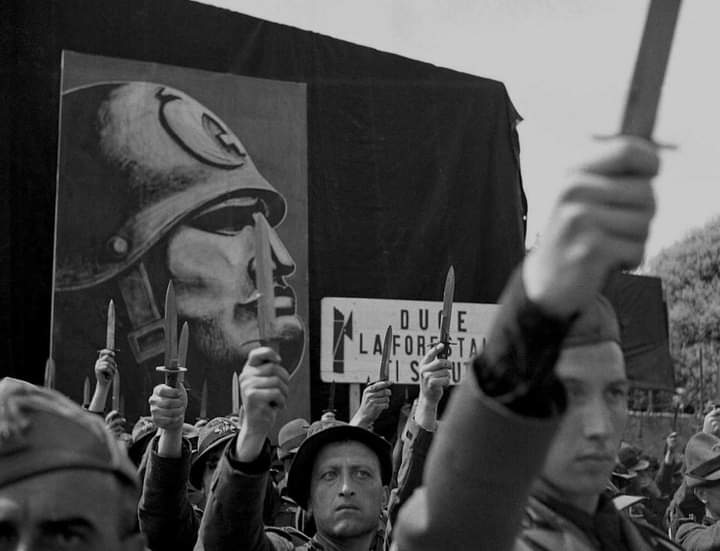 Propagandopolis. Onore al Duce in una manifestazione del 1940