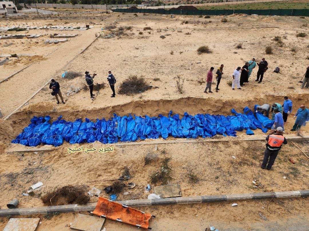 Fosse comuni a Rafah (Gaza). Trovati diversi cadaveri privati degli organi dai soldati israeliani.