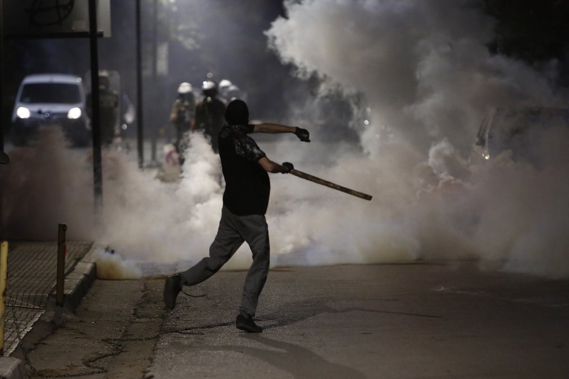 Grecia, disordini ad Atene tra studenti e polizia. Il governo vuole privatizzare l’ istruzione universitaria.