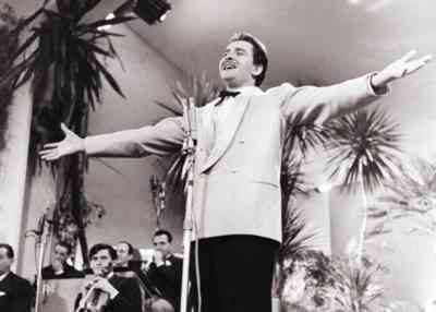 1 febbraio 1958, Domenico Modugno vince al Festival di Sanremo con “Volare”.