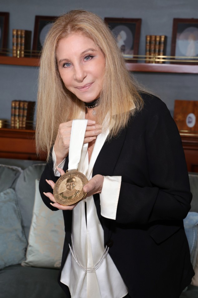 “Woman in Love” di Barbra Streisand si conferma prima in classifica in Italia