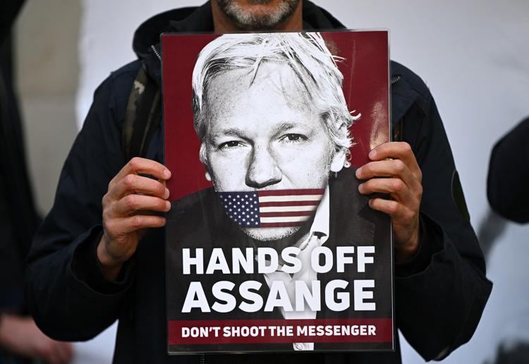 Per Julian Assange l’Alta Corte di Londra prende ancora tempo. Chieste garanzie al governo Usa ma l’estradizione sembra possibile.