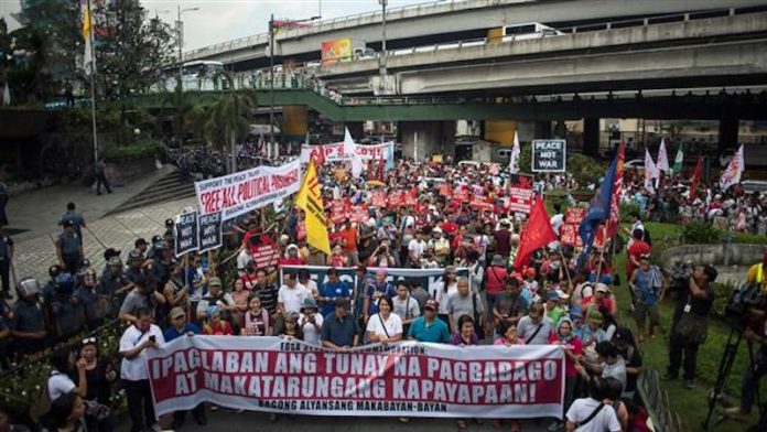 Manifestazione a Manila contro militarizzazione del Mar Cinese Meridionale ed avvicinamento agli Usa
