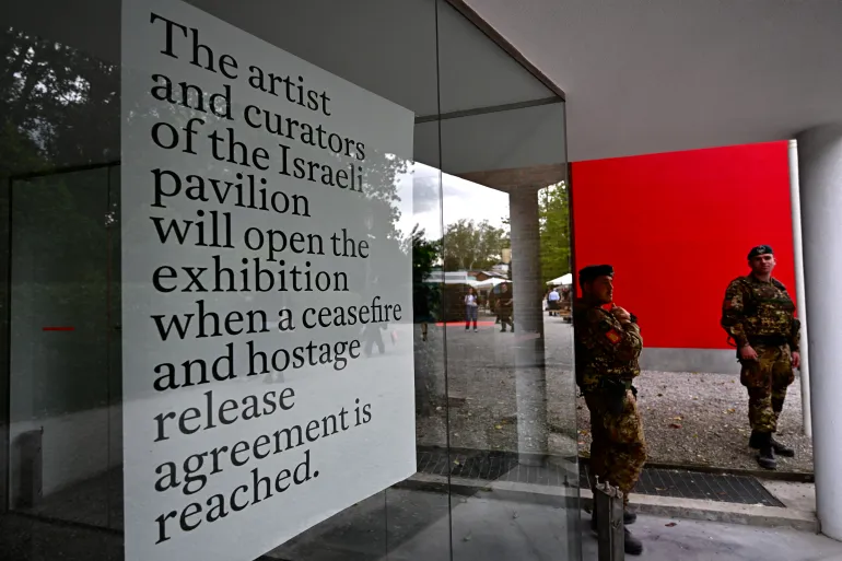 Padiglione israeliano alla Biennale resta chiuso dai curatori fino a cessate il fuoco a Gaza e liberazione degli ostaggi.