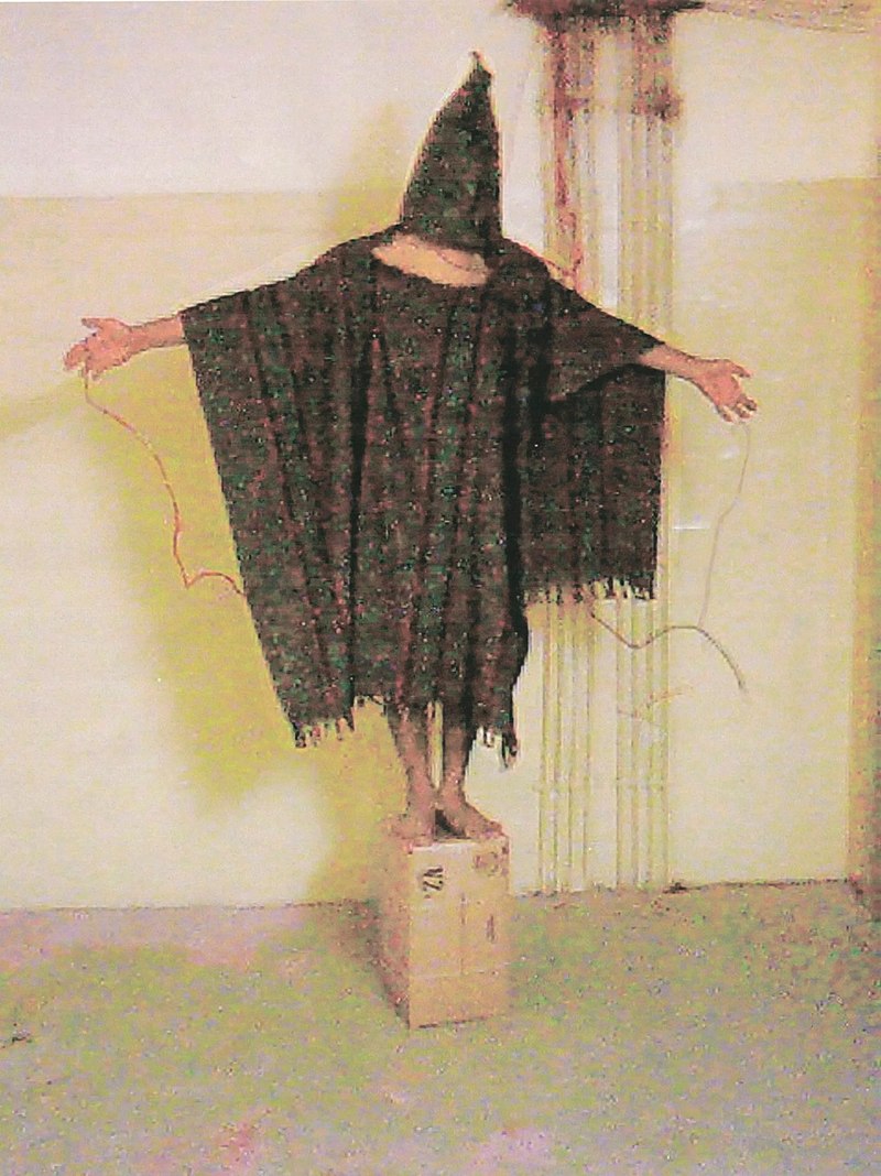 Lo scandalo di Abu Ghraib, Iraq. Uomini torturati da militari e agenti segreti americani.
