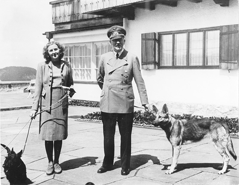 30 aprile 1945, la morte di Adolf Hitler ed Eva Braun