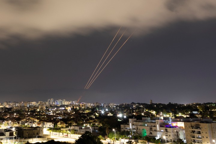 La reazione dei palestinesi di Gaza all’attacco iraniano su Israele. Rinviata operazione su Rafah