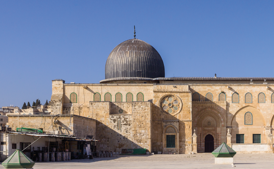 I palestinesi affrontano le forze dell’ordine israeliane per la preghiera alla moschea di Al-Aqsa