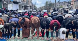 I palestinesi in preghiera per la fine del Ramadan sulle rovine delle moschee.Il capo politico di Hamas Ismail Haniyeh ha perso tre figli e tre nipoti in un attacco a Gaza City