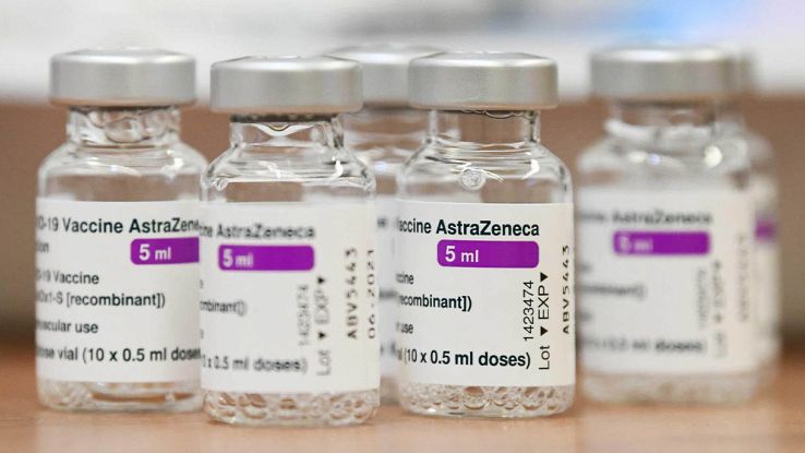 AstraZeneca: “Il vaccino antiCovid può causare trombosi”. E intanto da oggi il vaccino è stato ritirato dal commercio.