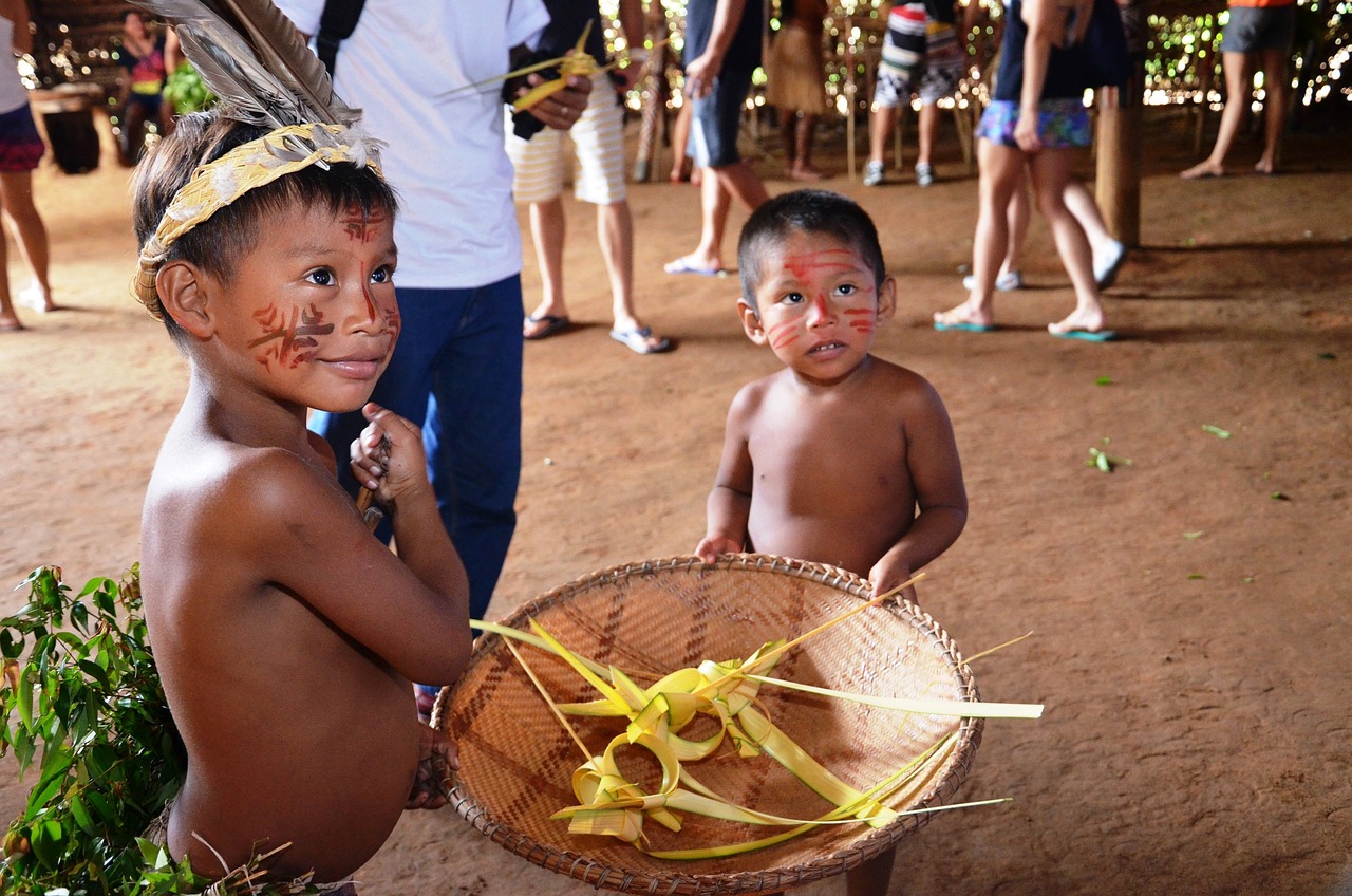 Brasile, indigeni amazzoni protestano contro la costruzione di una ferrovia in Amazzonia.
