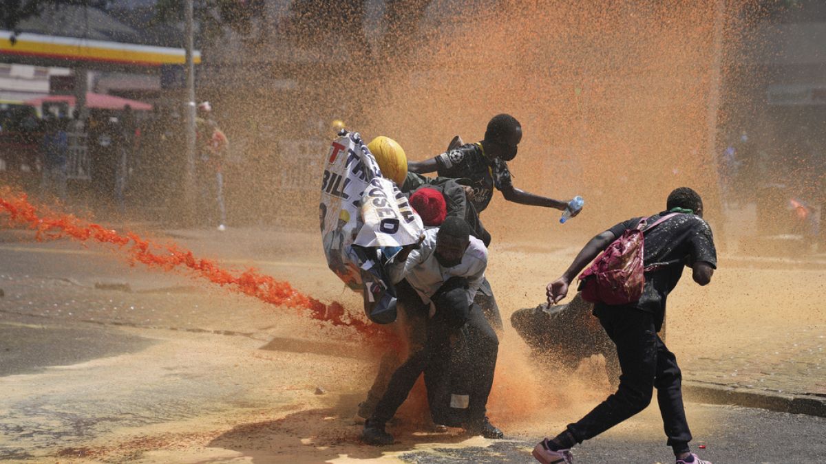 In Kenya la polizia reprime con violenza le proteste studentesche.