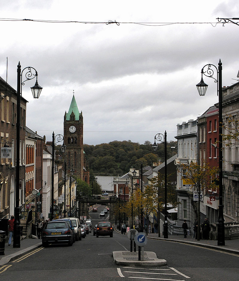 Scontri a Derry, Irlanda del Nord, tra giovani repubblicani e polizia.
